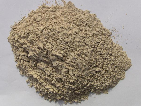 矾土性质 矾土主要成分是氧化铝，为炼铝和耐火材料的主要原料。白色或灰白色，因含铁而呈褐黄或浅红色。密度3.45g/cm3，硬度1～3，不透明，质脆。极难熔化，不溶于水，能溶于硫酸、氢氧化钠溶液。 地区分布 中国铝土矿资源比较丰富，在全国18个省、自治区、直辖市已查明铝土矿产地205处，其中大型产地72处（不包括台湾），主要分布在山西、山东、河北、河南、贵州、四川、广西、辽宁、湖南等地。 投资前景 1.可用于炼铝工业。用于国防、航空、汽车、电器、化工、日常生活用品等。 2.可用于精密铸造。矾土熟料加工成细粉做成铸：缶Ｓ糜诰、航天、通讯、仪表、机械及医疗器械部门。 3.可用于耐火制品。高铝矾土熟料耐火度高达1780℃，化学稳定性强、物理性能良好。 4.硅酸铝耐火纤维。用于钢铁、有色冶金、电子、石油、化工、宇航、原子能、国防等多种工业，消防人员可用耐火纤维布做成衣服。 5.制造矾土水泥、研磨材料、陶瓷工业以及化学工业可制铝的各种化合物。 铝矾土磨粉制备 铝矾土粉是选用煅烧过的熟铝矾土矿石用雷蒙磨加工制成的细粉，粒度通常为100目-325目，在耐火材料行业得到了广泛的应用。通常加工的流程为先经颚式破碎机进行破碎，然后筛分进入铝矾土雷蒙磨或铝矾土超细磨粉机中，进行铝矾土粉制备，使其应用更加广泛。