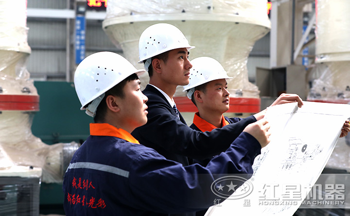 精湛技术人员现场指导设备的生产、制造