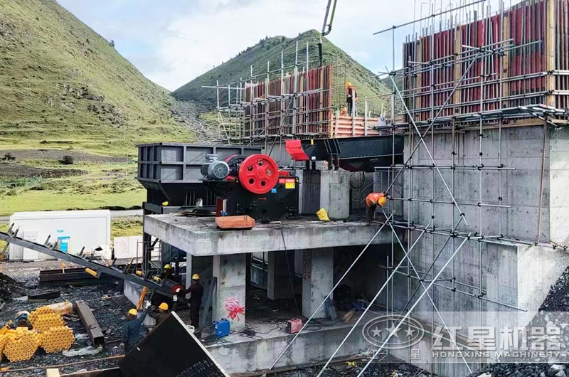 57破碎机安装作业现场实拍