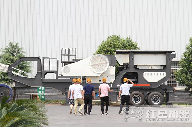 金年会人员带客户参观移动破碎机